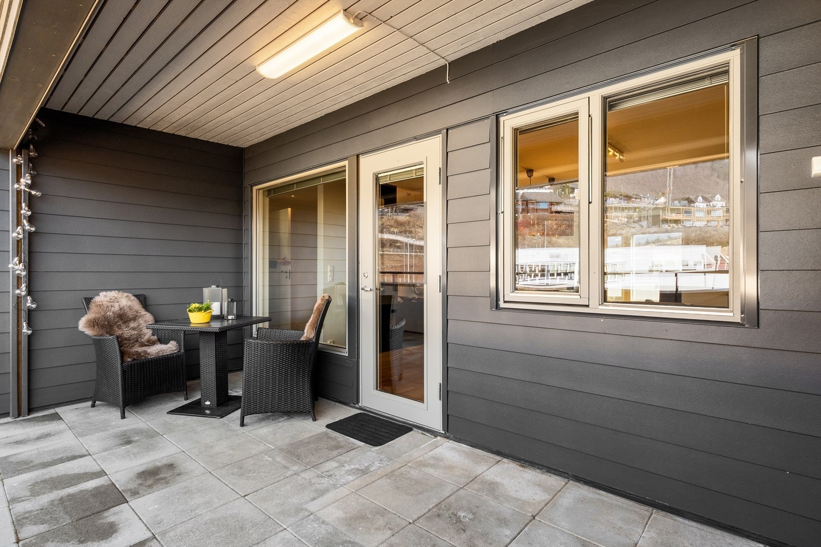 Uteplass med takoverbygg Galleribilde
