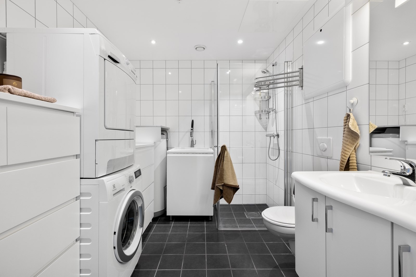 På badet er det opplegg for vaskemaskin Galleribilde