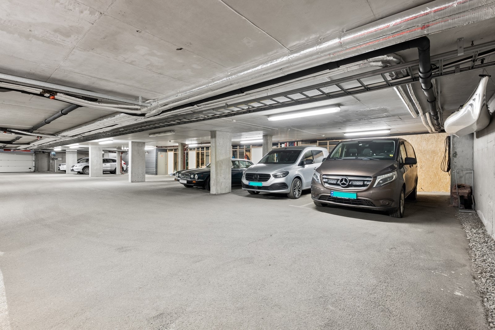 Praktisk garasjeplass som passer for stor bil! Det er plassen til høyre i bildet som tilhører leiligheten. Det er egen stikkontakt med 16 A. Det er også felles sykkelparkering i sameiet. Galleribilde