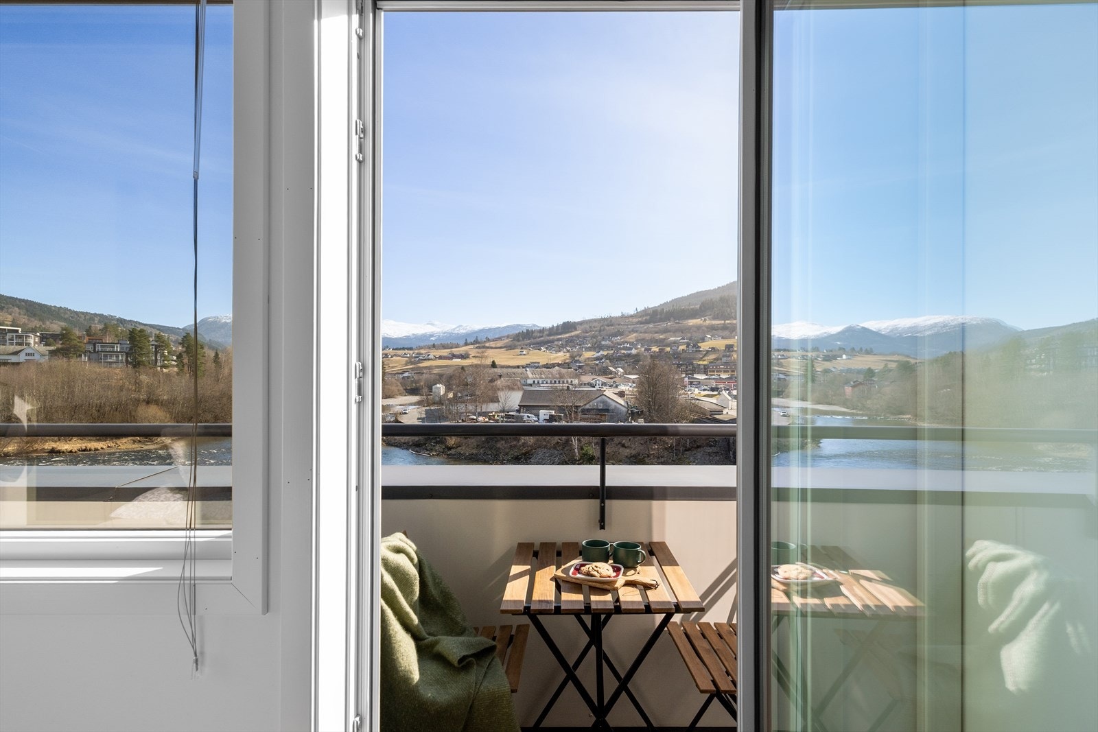 Sjelden mulighet! Toppleilighet med 3 soverom, to uteplasser, garasje og heis. Foto: Weststaff Media. Galleribilde