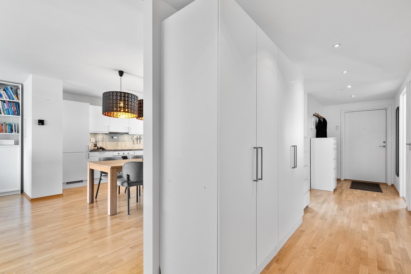 Velkommen inn! Legg merke til at det er meget gode oppbevaringsmuligheter i gangen. Galleribilde