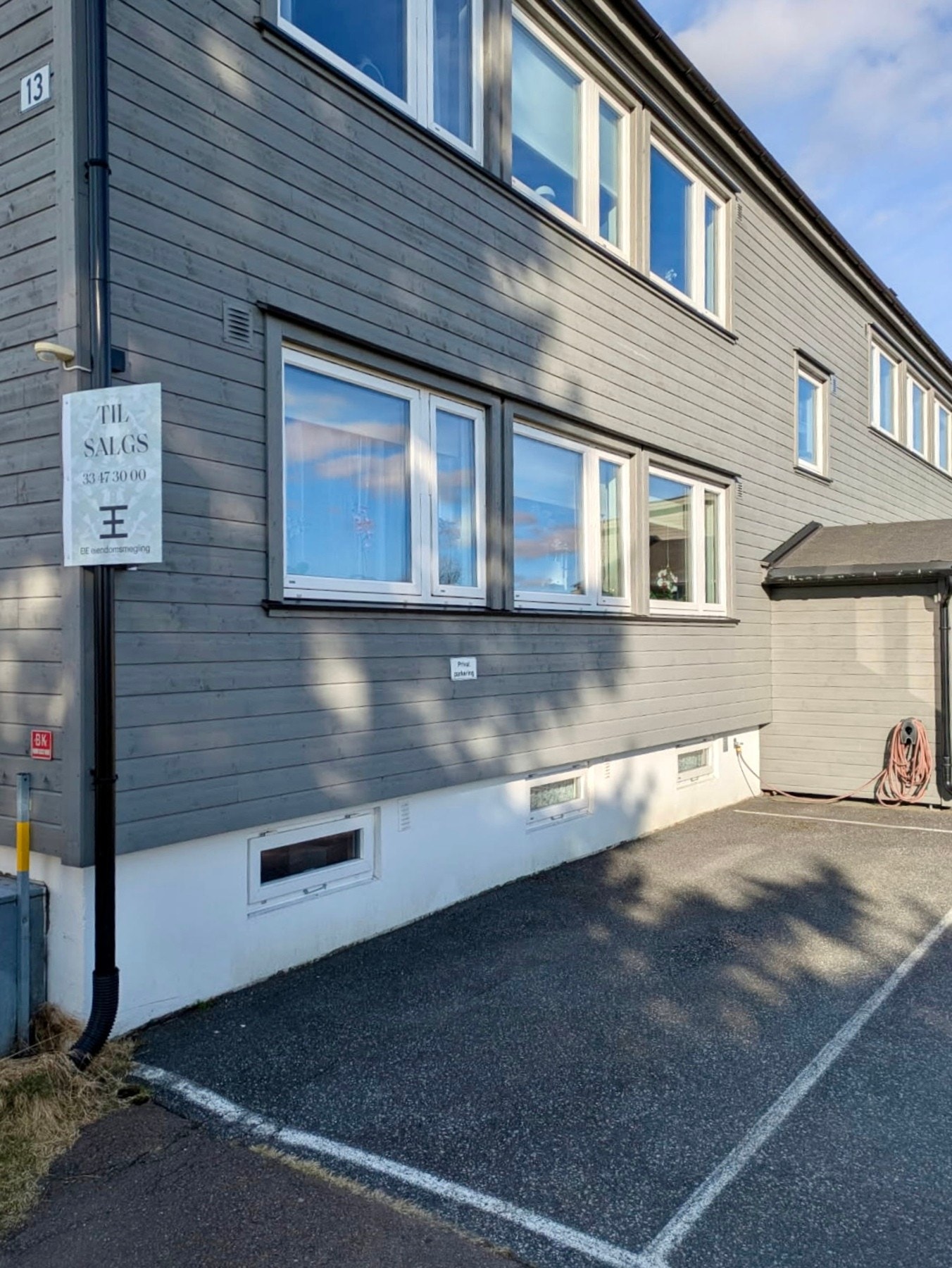 Leiligheten disponerer egen p-plass rett utvenfor leiligheten - i tillegg til garasje Galleribilde