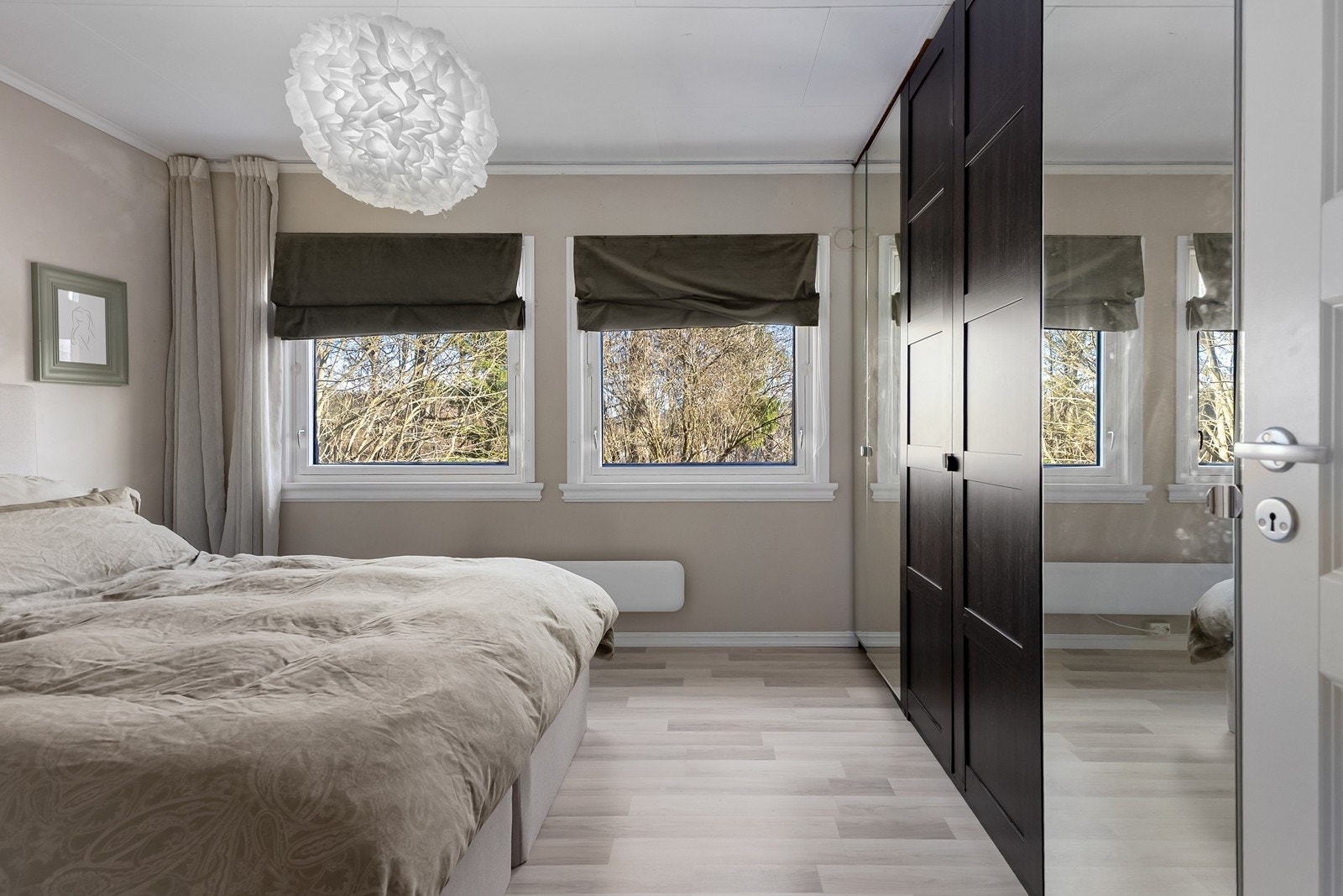 God plass til garderobe Galleribilde