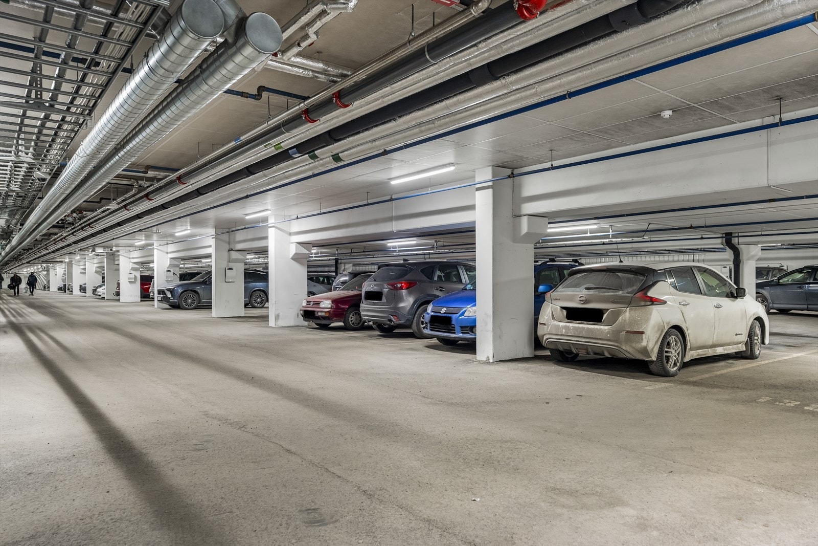 Leiligheten disponerer en fast biloppstillingsplass i felles garasjeanlegg, og tilhørende bod på ca. 5 m². Galleribilde