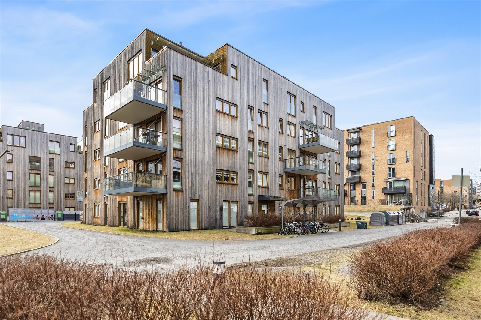 Leiligheten har sentral beliggenhet med kort vei til alt Lørenskog sentrum har å by på, samtidig som den ligger i et rolig og skjermet område uten gjennomgangstrafikk. Galleribilde