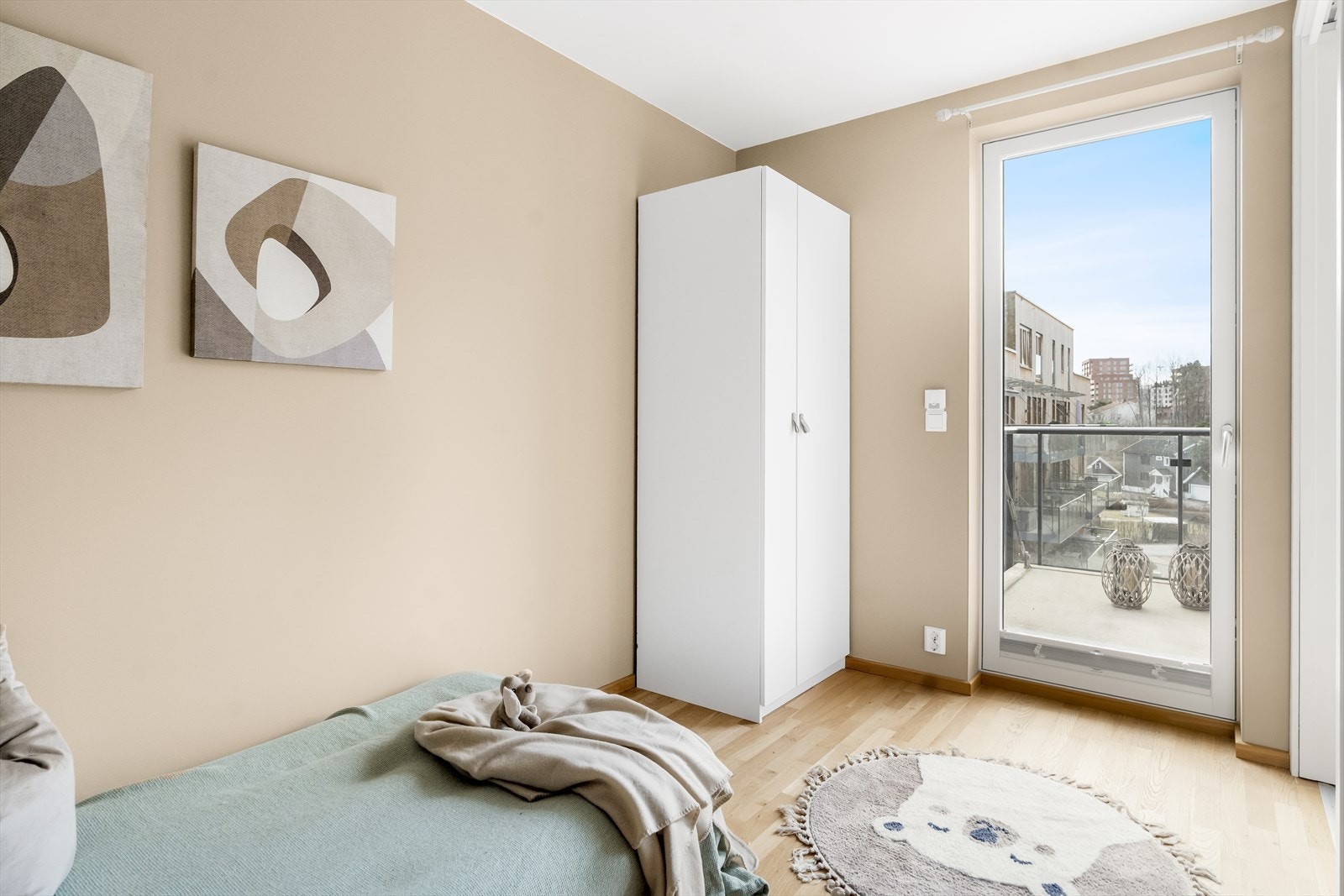 Her er det garderobeskap med slette fronter, og utgang til balkongen. Galleribilde