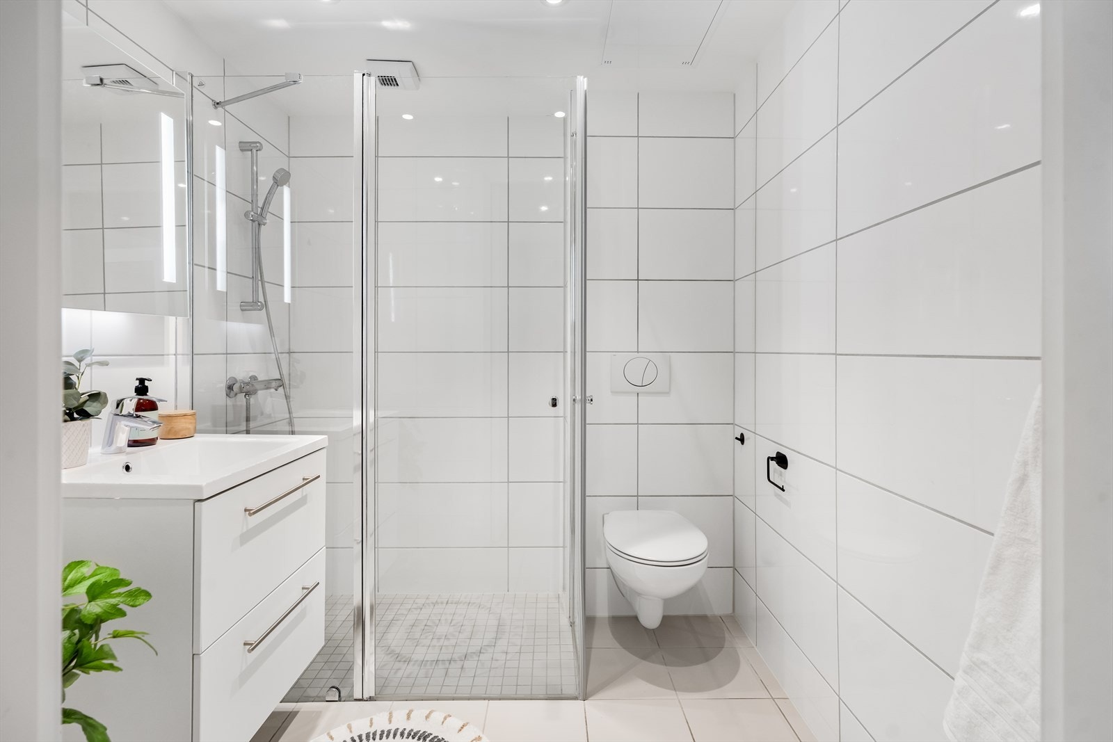 Leiligheten har to fine bad, hvorav det ene har inngang fra entreen og det andre ligger i suiteløsning med hovedsoverommet. Galleribilde