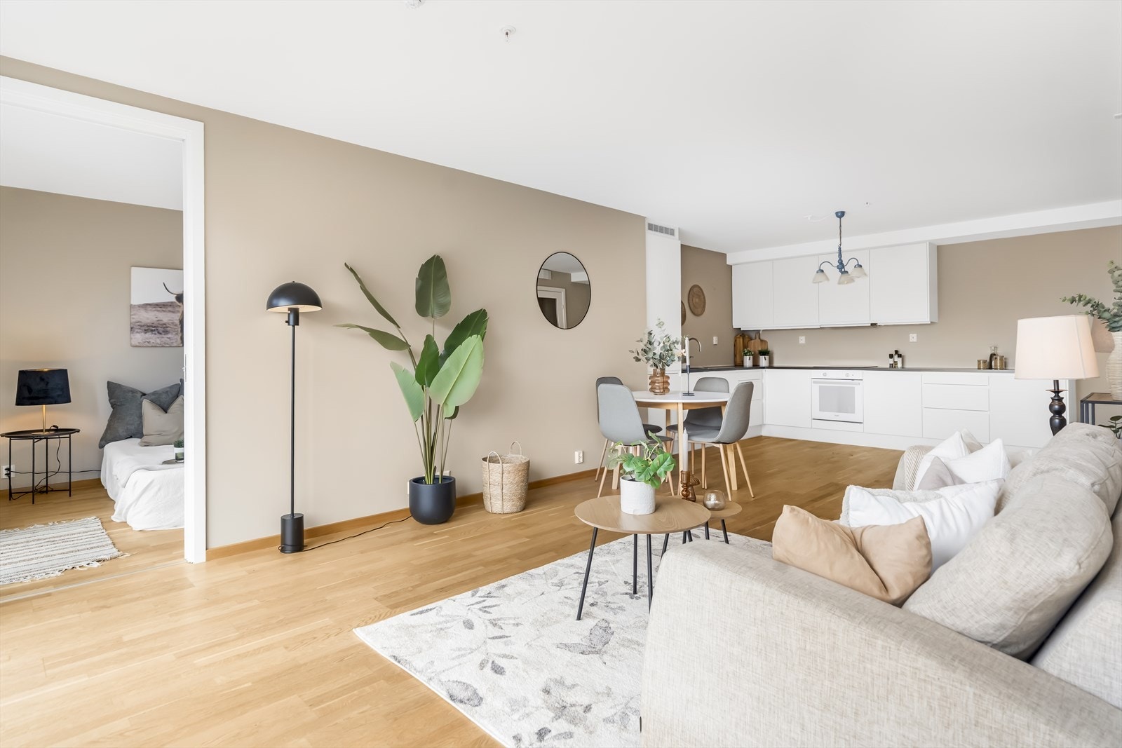 Stuen og kjøkkenet ligger i en praktisk åpen løsning. Galleribilde