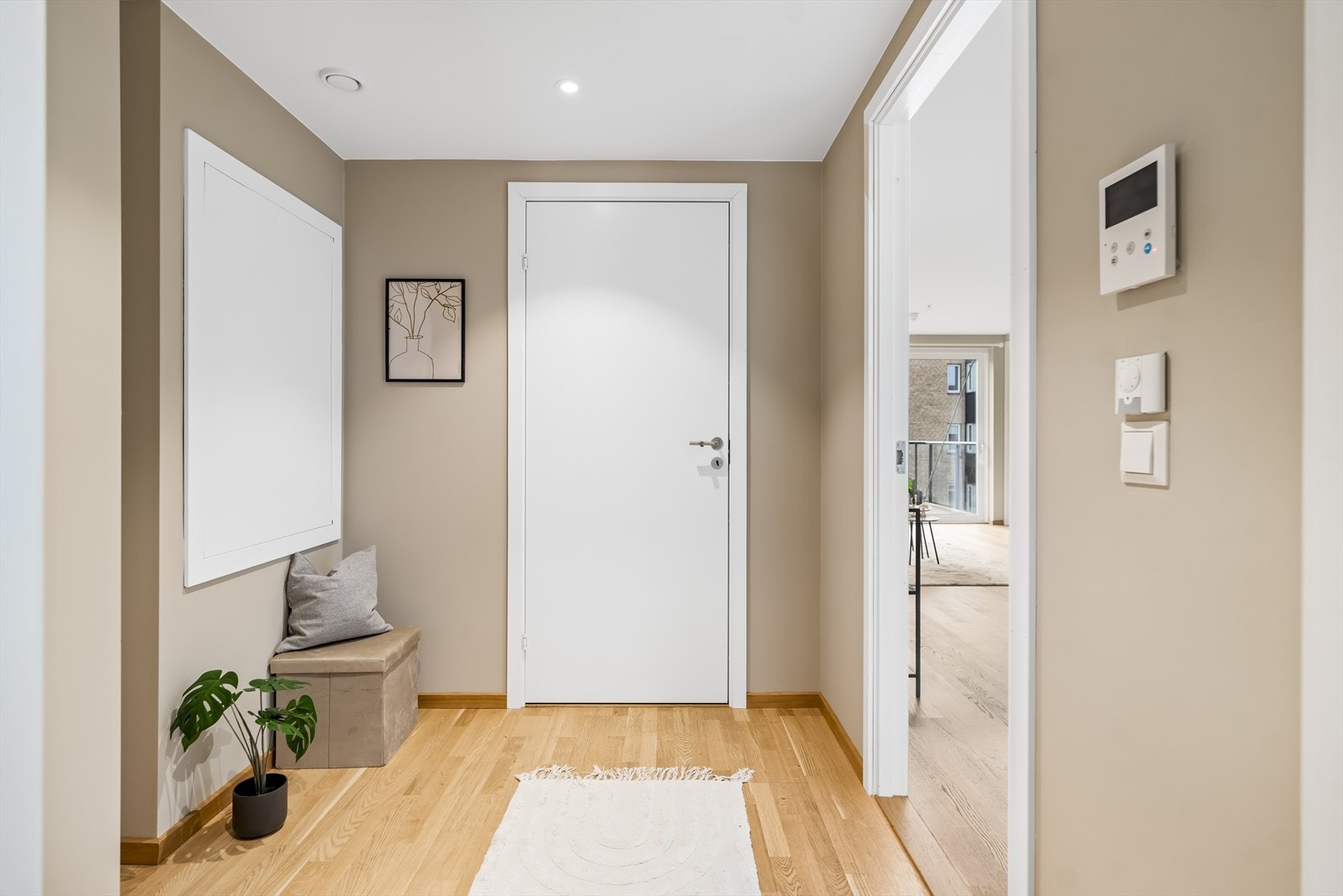 Lys og trivelig entré med downlights i taket og parkett på gulvet. Galleribilde
