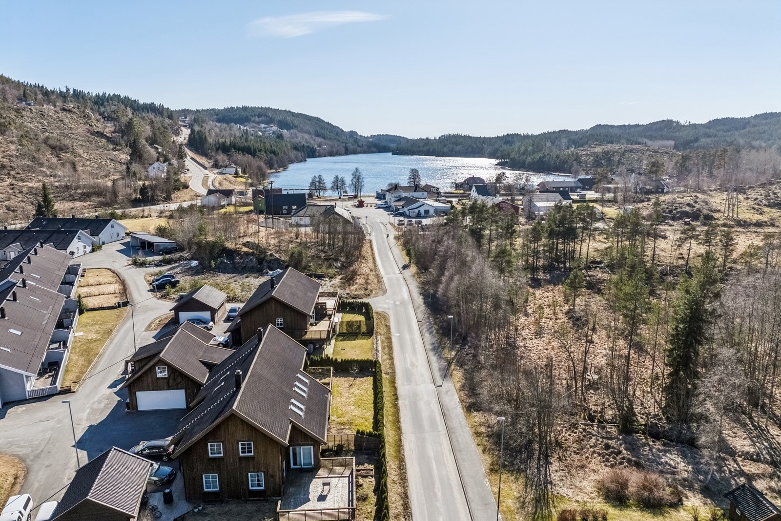 Gangavstand til badestrand, butikk og kollektiv transport. Kort vei til barnhage, samt barne- og ungdomsskole Galleribilde