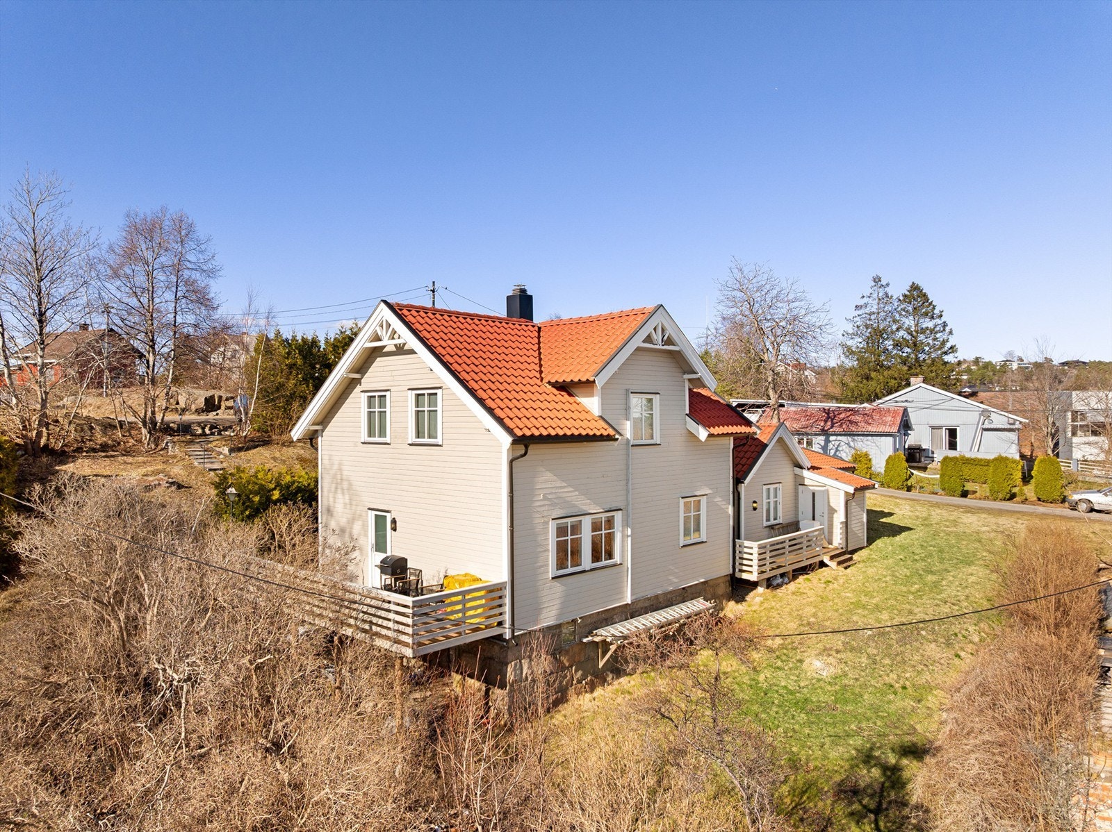 Olaf Eidsæthers vei 15C presenteres av Raymond Bøhn i Krogsveen. Leiligheten utgjør tomannsboligens andre etasje.
Fotograf; Kristoffer Kristiansen. Galleribilde