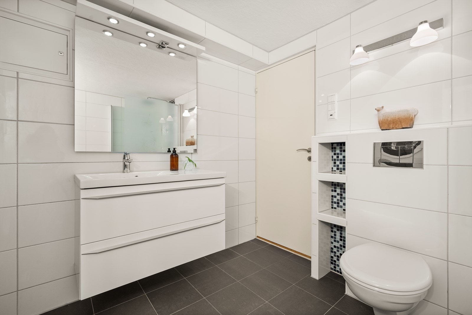 Flislagt vaskerom med wc, dusj og servant. Galleribilde