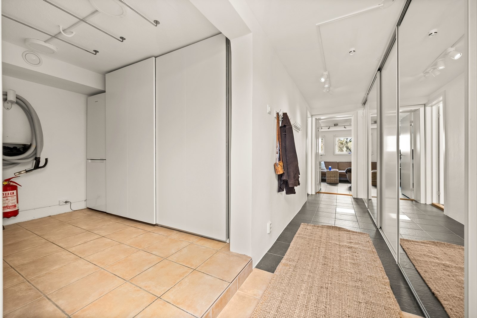 1.etg. inneholder entre, gang , bad/vaskerom, bod og soverom. Galleribilde