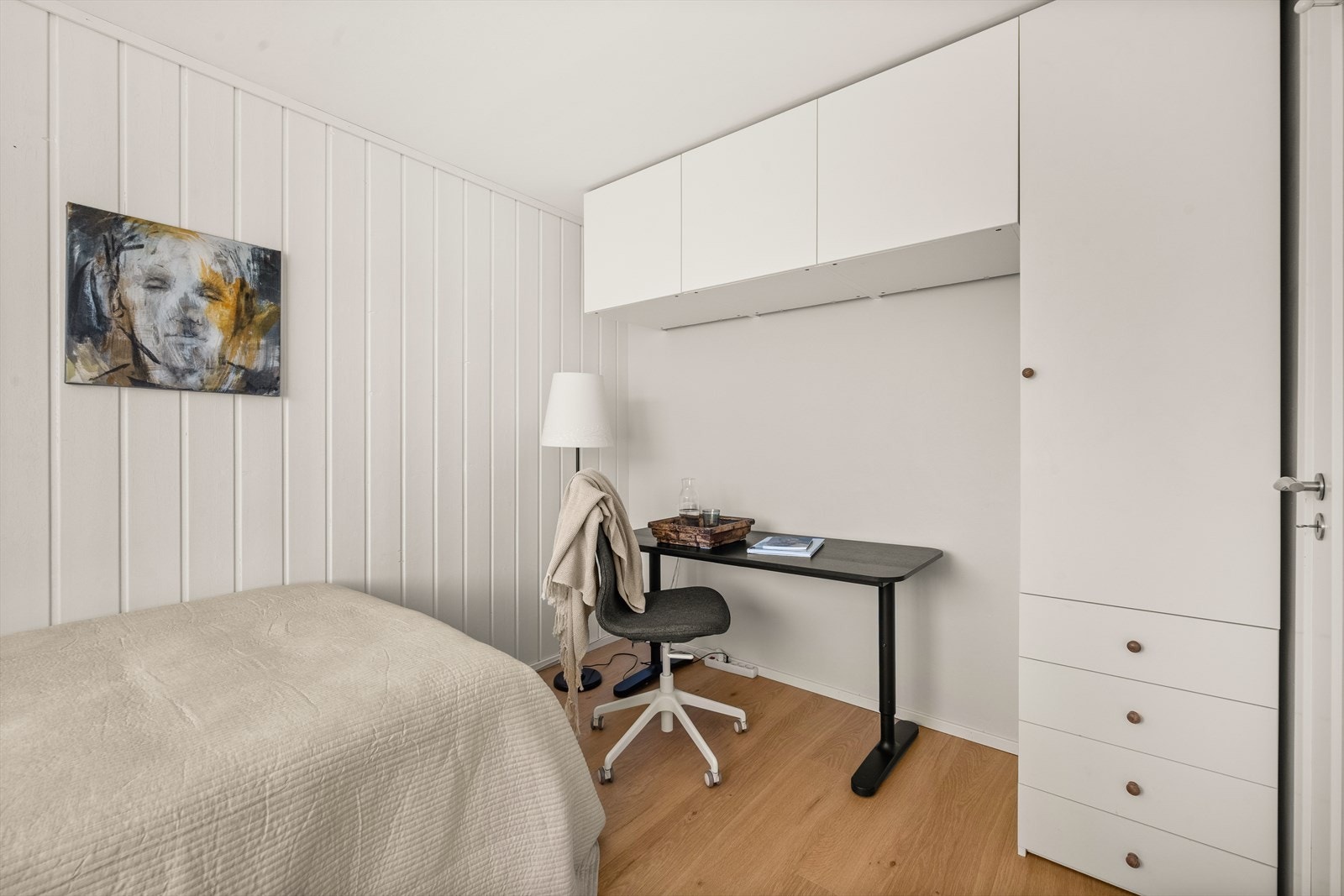 Praktisk rom med plass til skrivebord og garderobeskap. Galleribilde