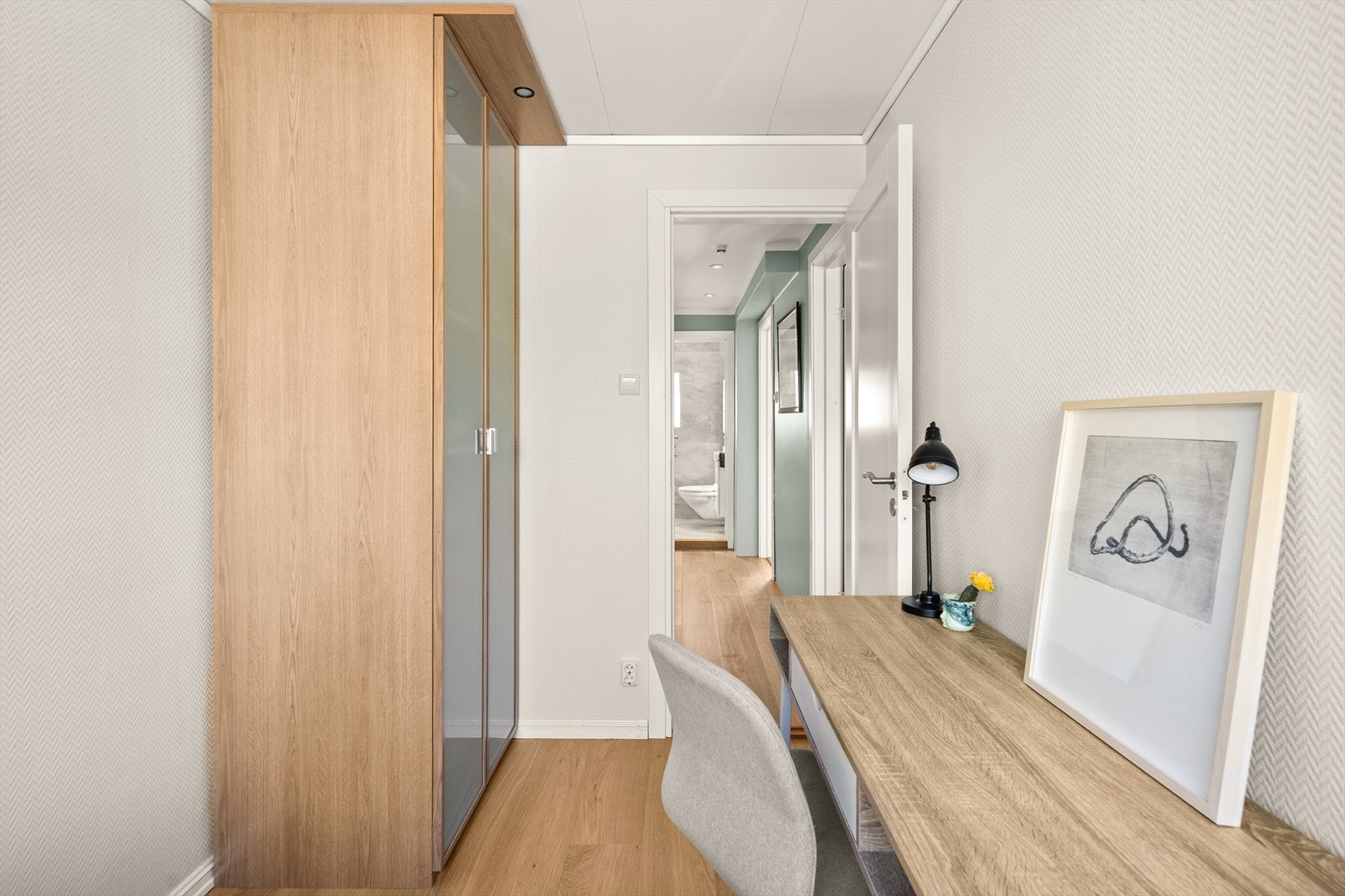 Her har du plass til seng, skrivebord og garderobe. Galleribilde
