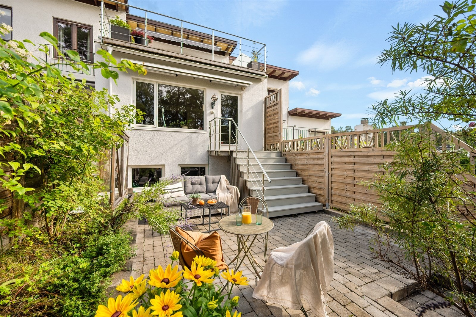 Fra stuen tar du deg ut til en fantastisk uteplass med terrasse og hage. Galleribilde