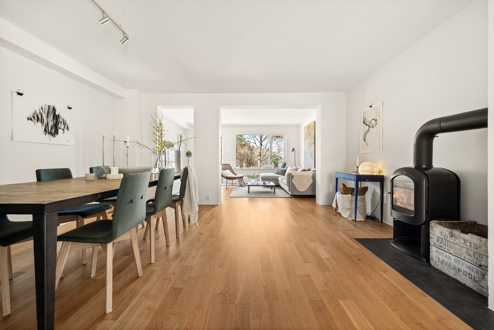 God planløsning med en romlig stue med plass til lounge løsning, tv-seksjon og spisestue. Her kan du lage dine egne soner etter behov. Galleribilde