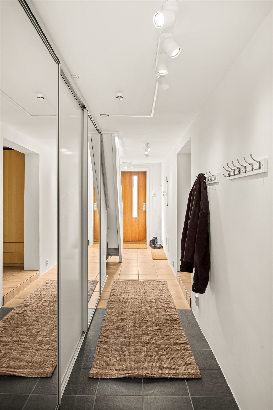 Godt med lagringsplass i skyvedørsgarderobe. Galleribilde