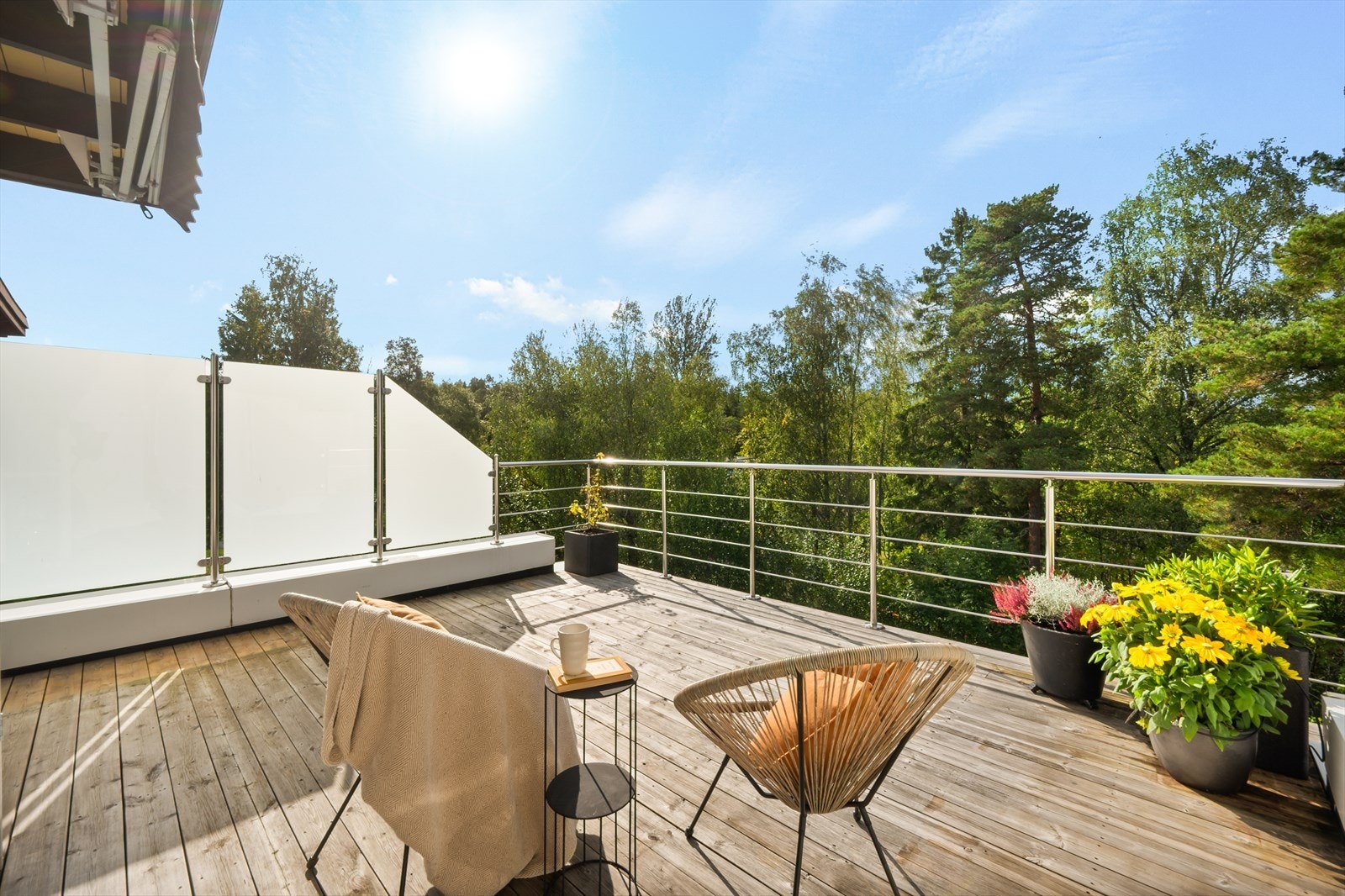 Her er det god plass til sittegruppe og solsenger. Galleribilde