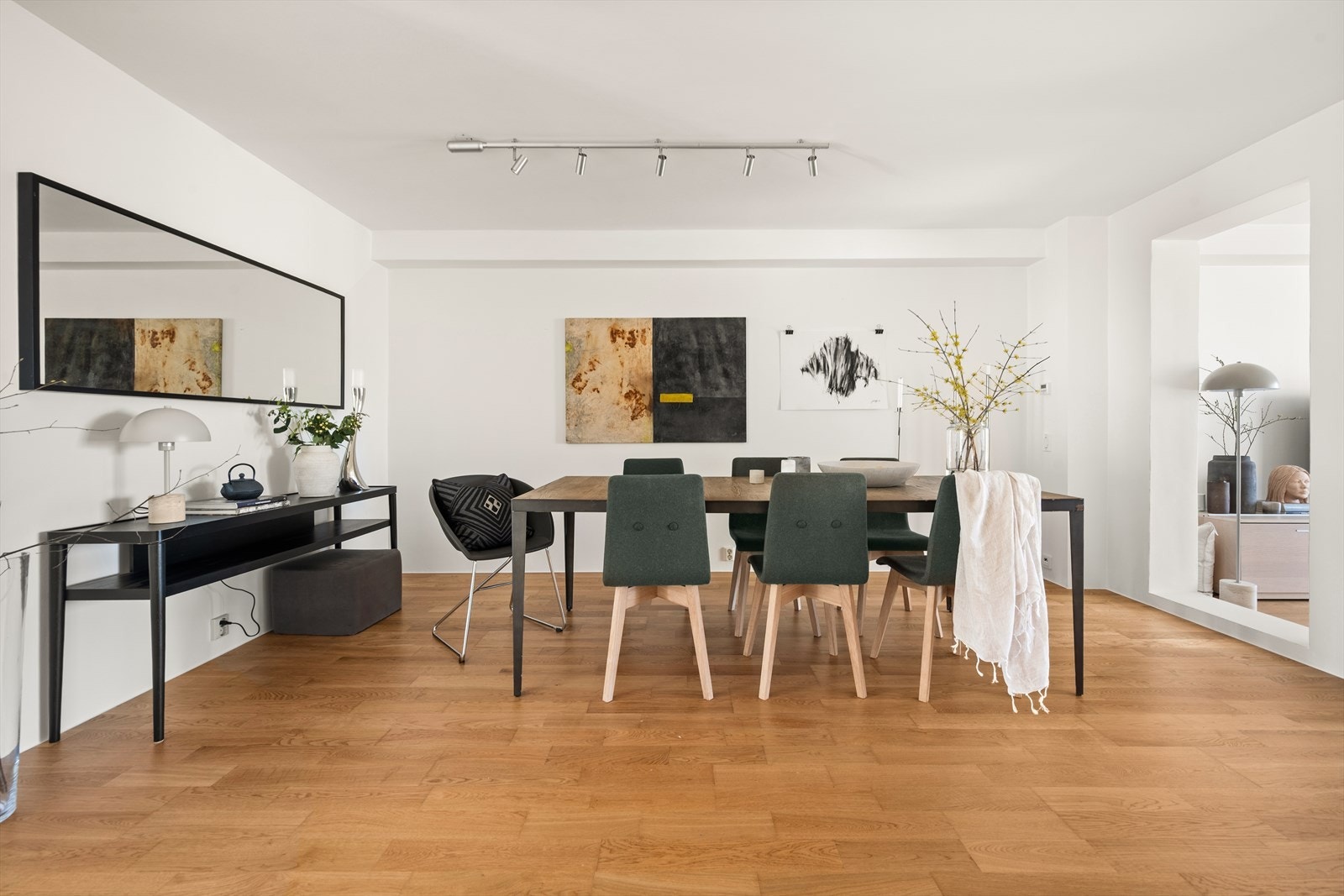 Sosial planløsning med plass til stor spisegruppe. Galleribilde