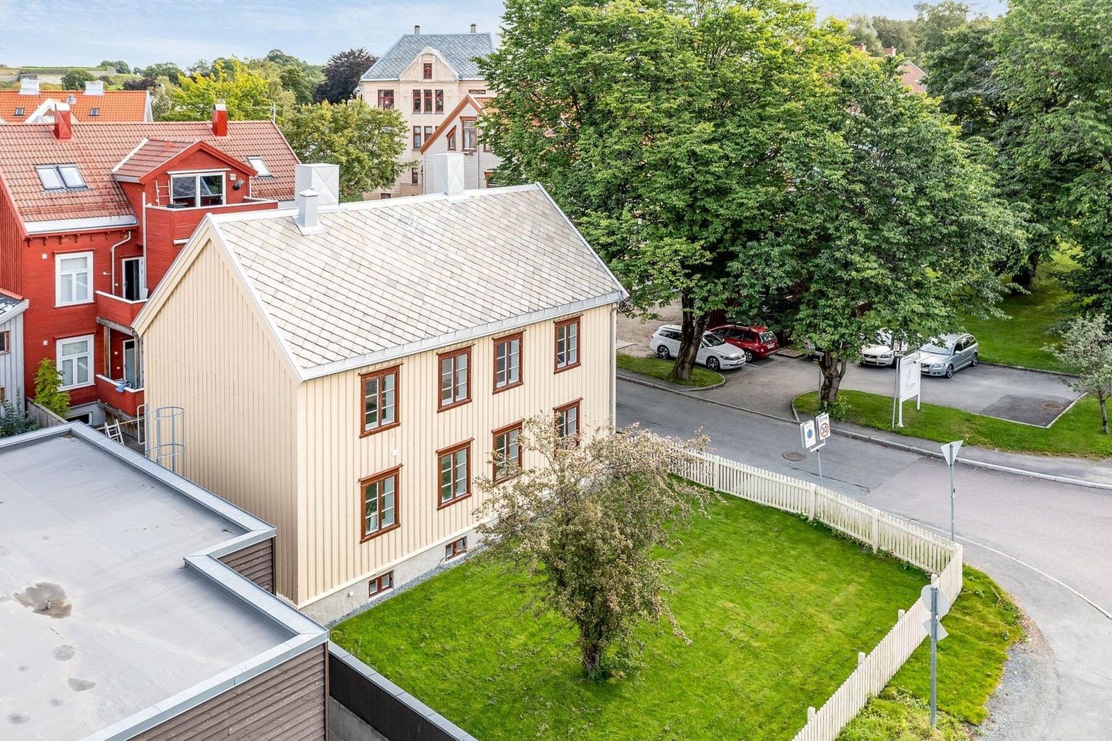 Utvendig belagt med skiferstein (gammel skifer som er brukt opp igjen) i 2021. Undertak fra 2021. Galleribilde