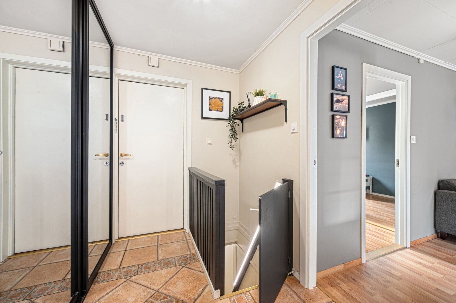 Entréen er på 5,6 kvm og har stor skyvedørsgarderobe. Galleribilde