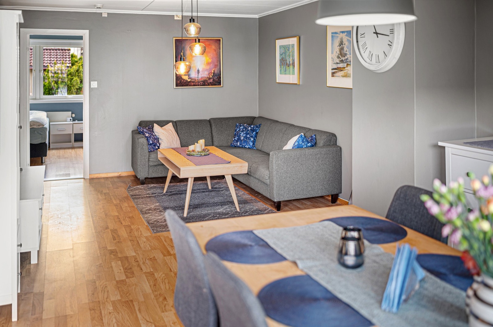 Romslig stue med god plass til sofagruppe. Galleribilde