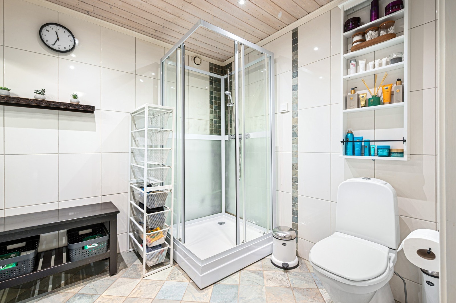 Det er god plass til vaskemaskin på badet. Galleribilde