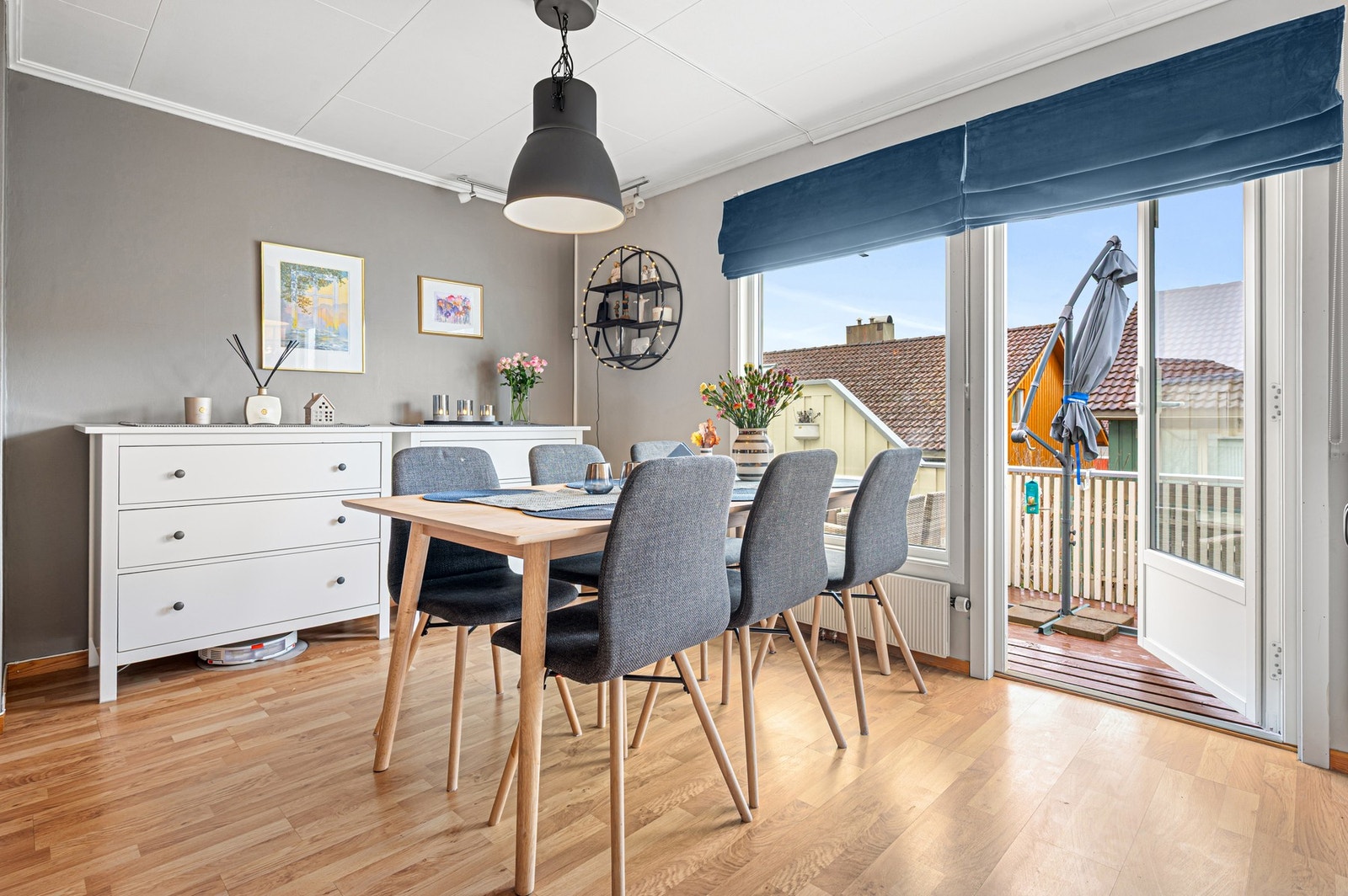 Fra stua er det utgang til en svært romslig terrasse. Galleribilde