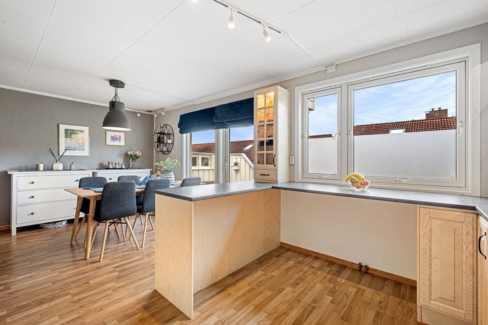 Store vindusflater som bidrar til rikelig med naturlig lysinnslipp. Galleribilde