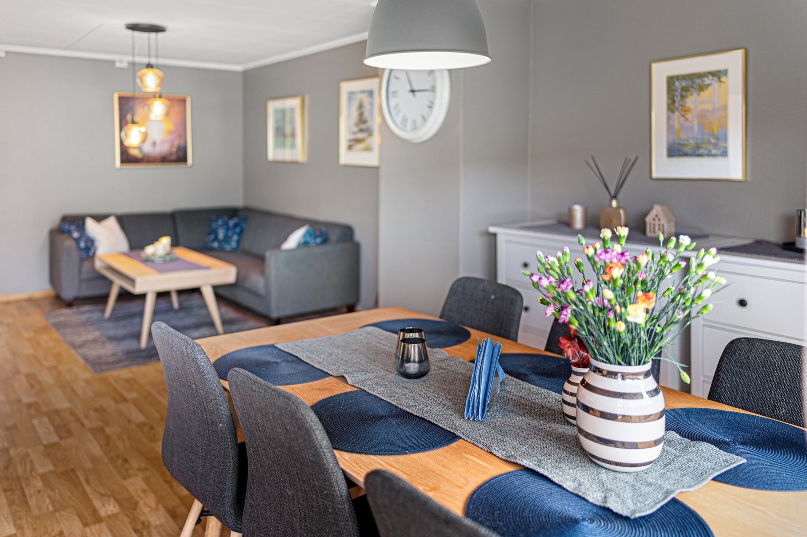 Det er god plass til spisebord mellom kjøkken og stue. Galleribilde