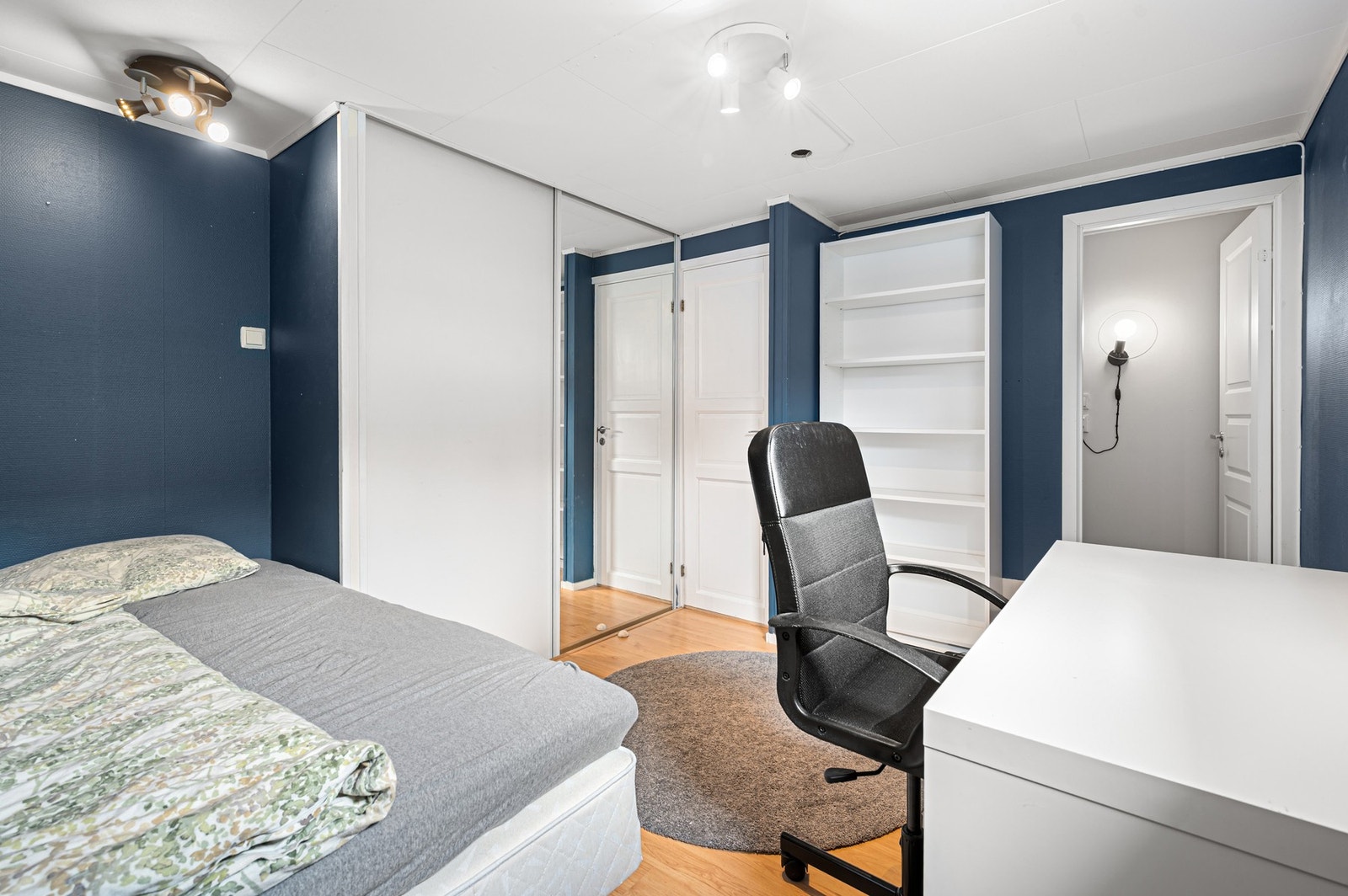 Romslig soverom med plass til seng, skrivebord og garderobe. Galleribilde