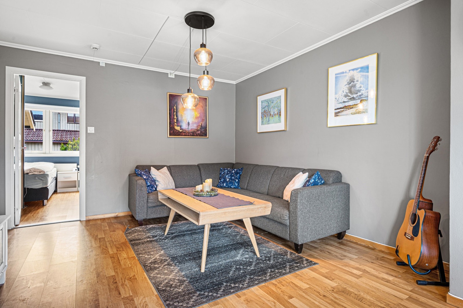 Boligen ligger fint til i feltet i et familievennlig og veletablert boområde. Galleribilde