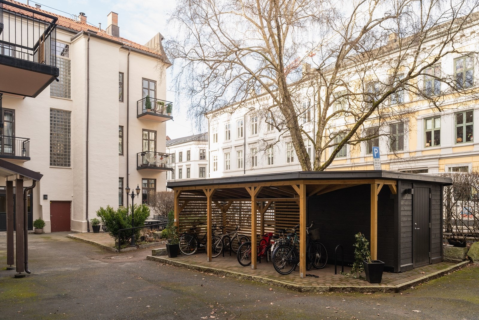 I bakgård er det felles sykkelparkering med kan benytte seg av Galleribilde