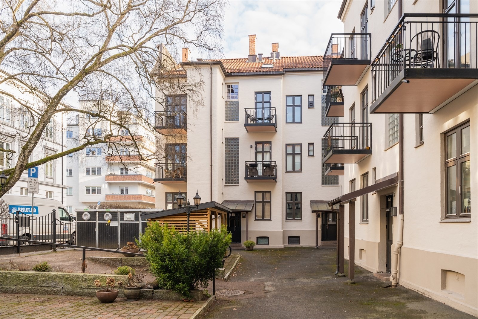 Bygget er pent vedlikeholdt - fasade og tak ble pusset opp i regi av OBOS og sameiet i 22/23 Galleribilde
