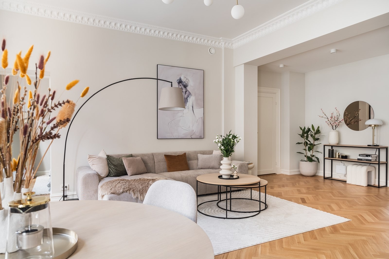 Leiligheten ble totalrenovert i 25/26 og har en gjennomgående standard med lekker fiskebeinsparkett og påkostede detaljer Galleribilde