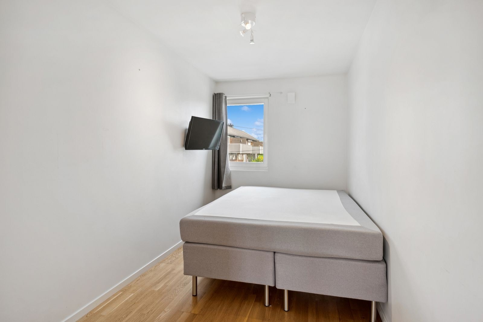 Koselig soverom med plass til seng og ekstra oppbevaring. Galleribilde
