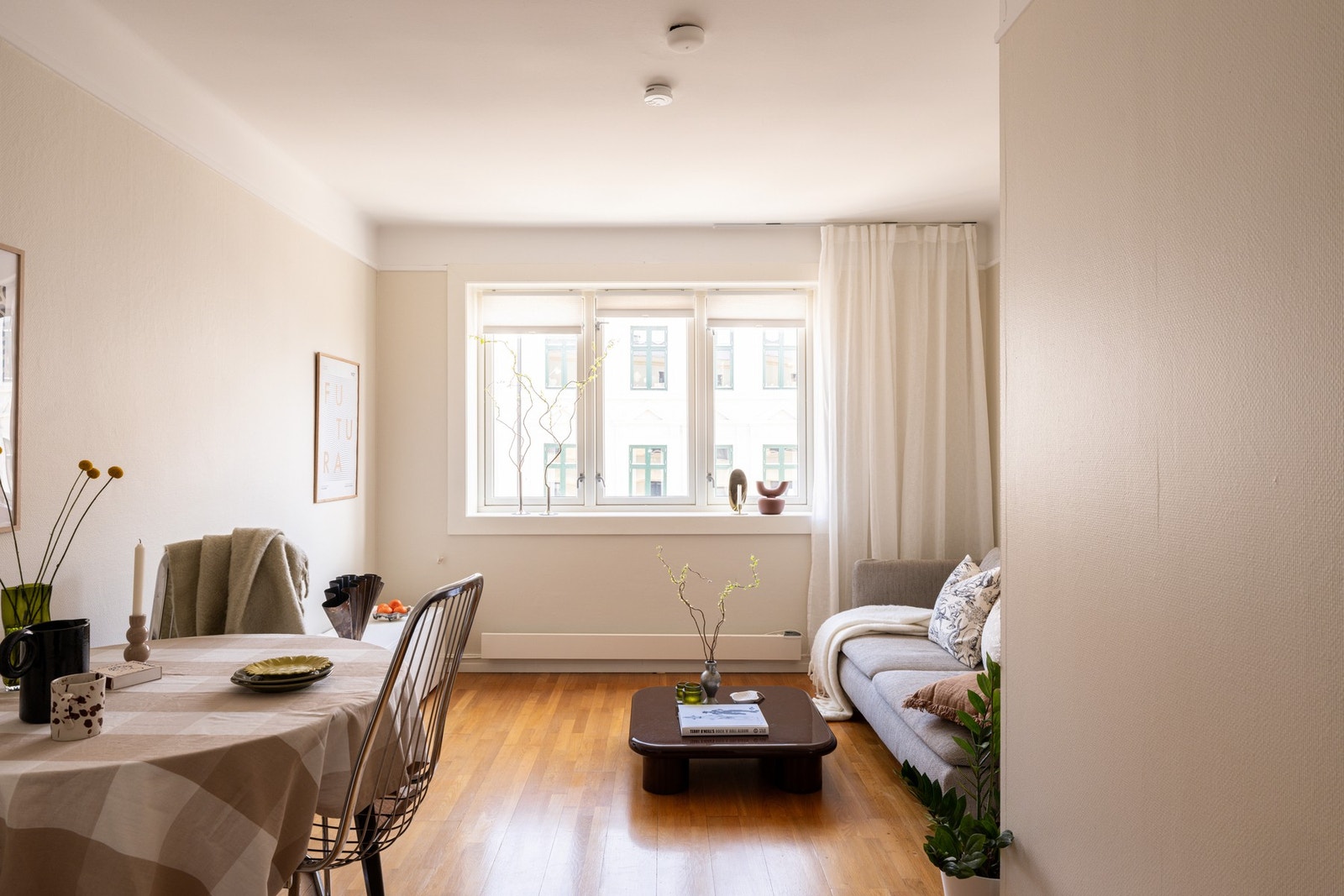 Boligen fremstår moderne, innholdsrik og lett møblerbar, med en fin balanse mellom stil og komfort - et ideelt utgangspunkt for en urban livsstil. Galleribilde