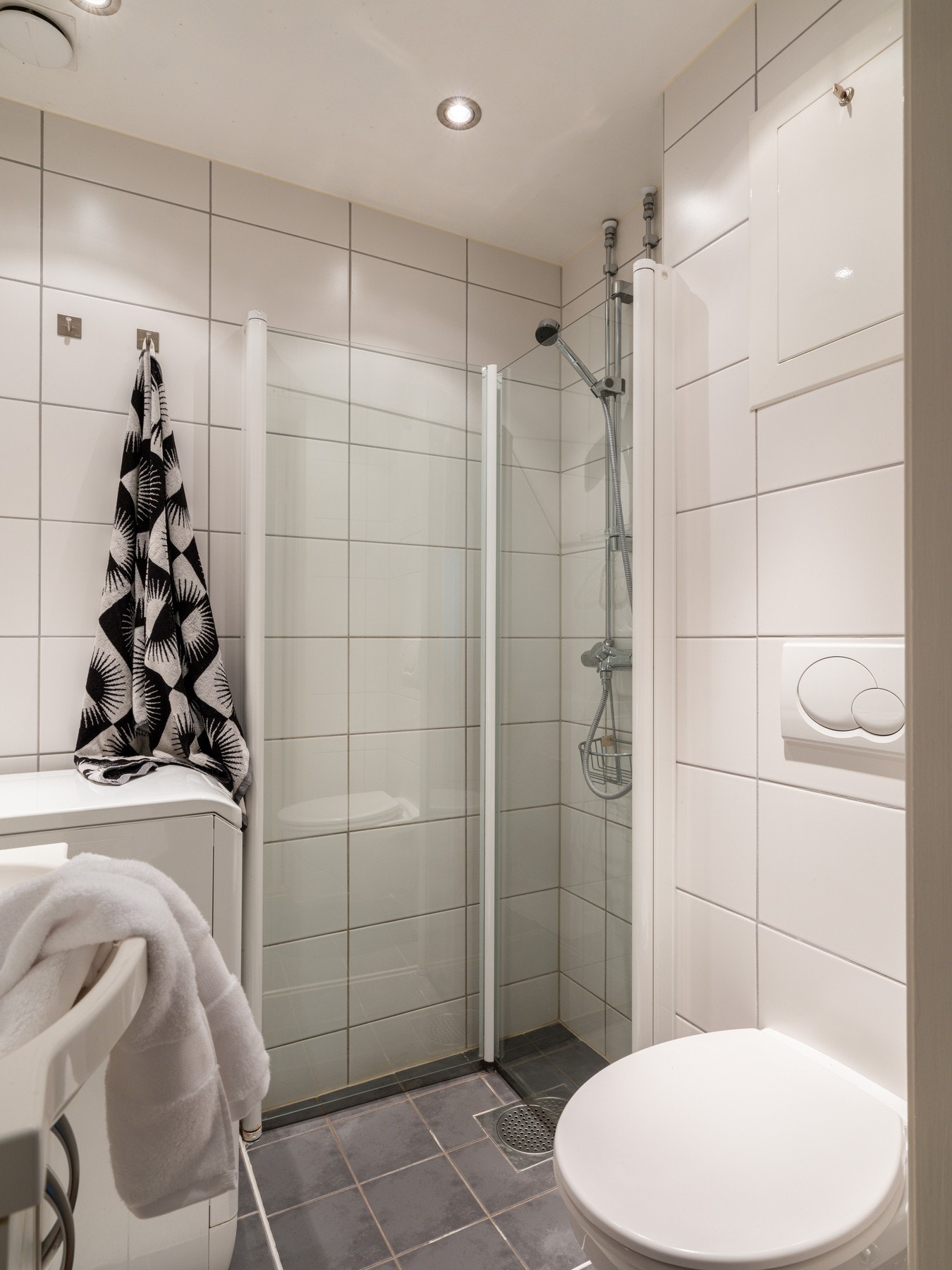 På badet er det opplegg for vaskemaskin. Galleribilde