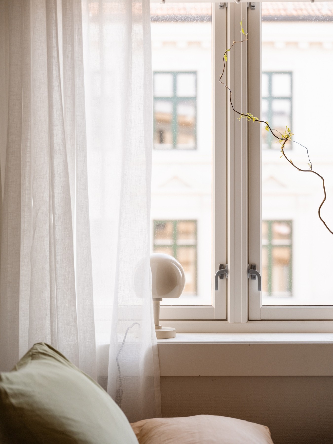 Vinduet slipper inn godt med naturlig lys og skaper en behagelig atmosfære. Galleribilde