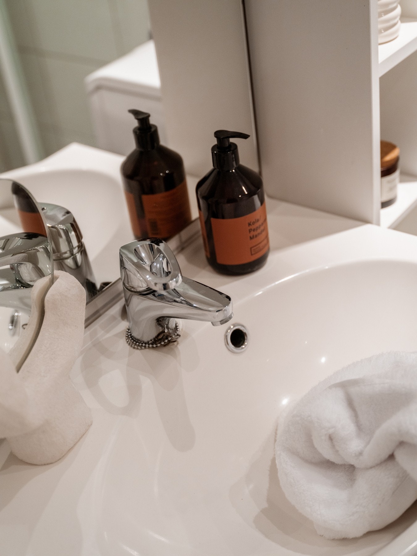 Badet er innredet med baderomsinnredning med nedfelt servant og ettgreps blandebatteri. Over servanten er det speil med integrert belysning samt praktisk høyskap som gir gode oppbevaringsmuligheter. Galleribilde