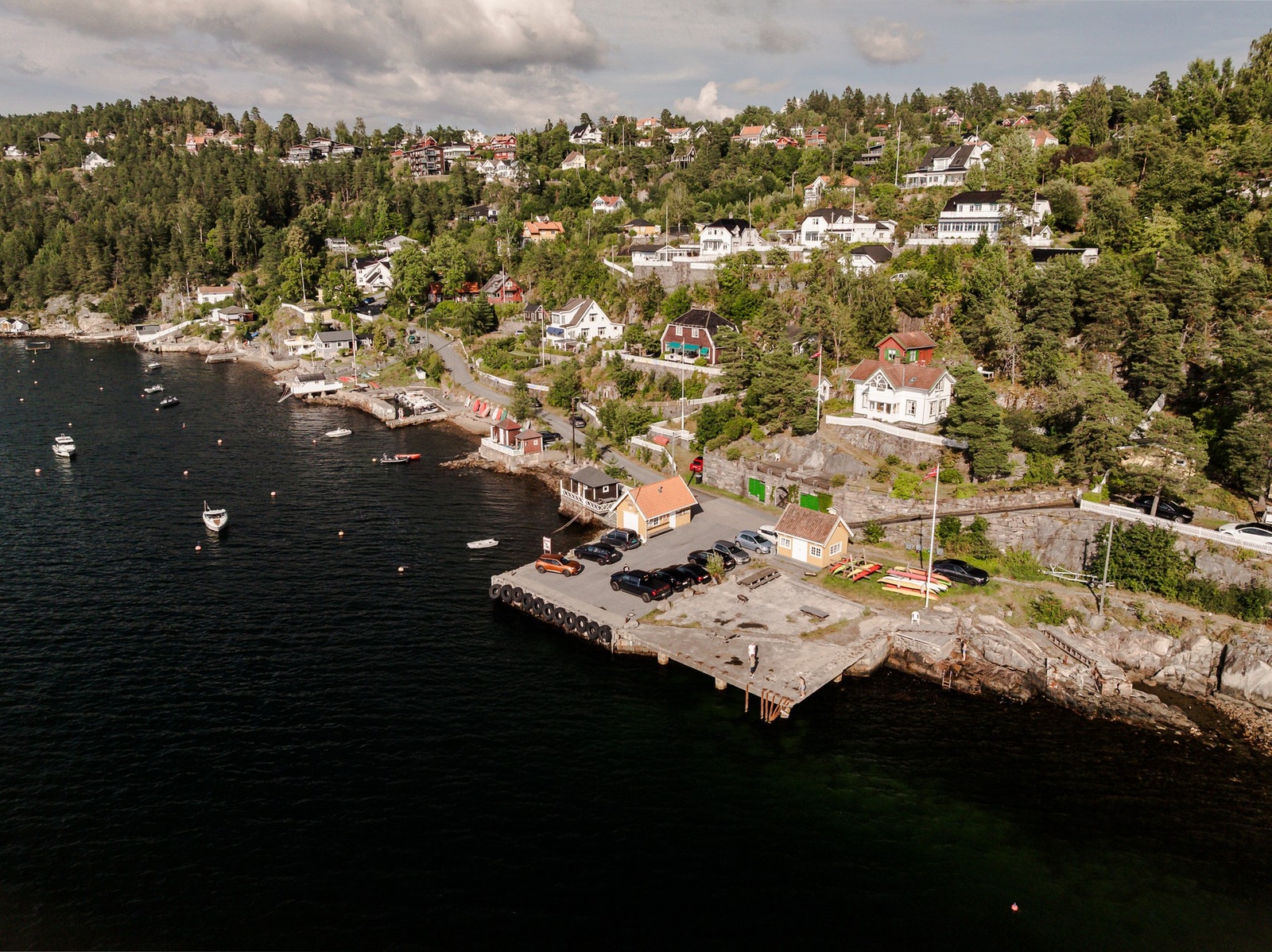 Fjellstrand er et naturskjønt og attraktivt område med nærhet til både Oslofjorden og marka med mange muligheter for friluftsliv. Galleribilde