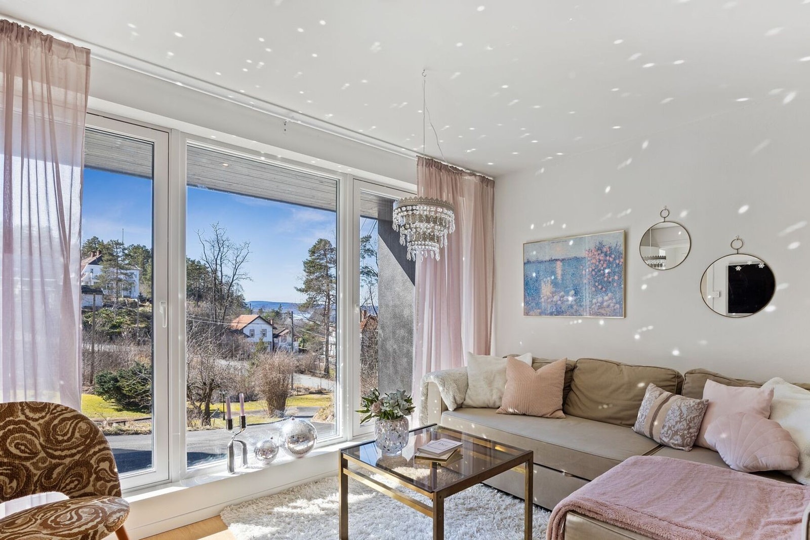En lun og fleksibel stue/soverom med en avslappet og hyggelig atmosfære. Dette er et rom som inviterer til ro, tilbaketrekning og uformell hygge - perfekt som TV-stue, ungdomsdel eller gjesterom. Galleribilde