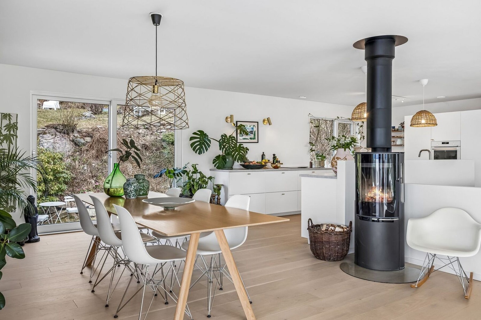 Her er det god plass til både store og små møbleringssoner, og rommet inviterer til både ro, sosiale sammenkomster og lange kvelder. Galleribilde