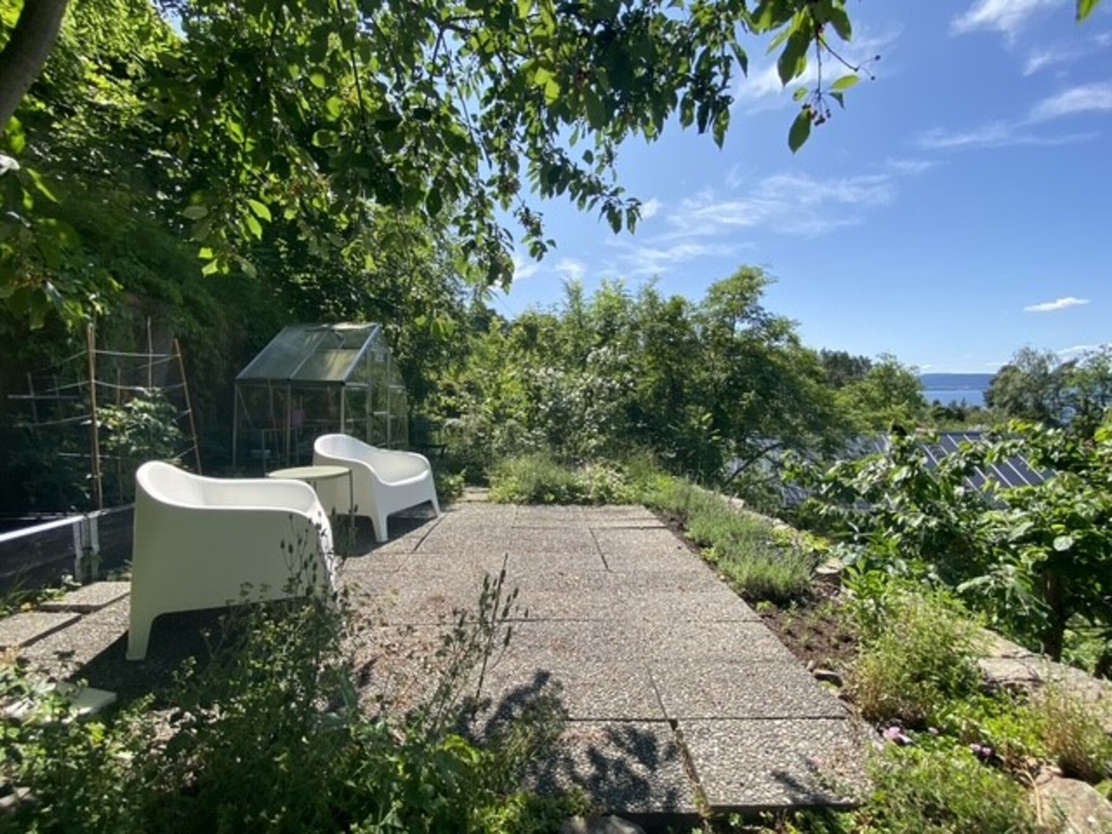 Hagen er opparbeidet med fokus på både hygge, dyrking og avslapning, og oppleves som svært lun og privat. Vegetasjonen skjermer godt mot innsyn, samtidig som utsikten mot fjorden bevares. Selger private bilde. Galleribilde