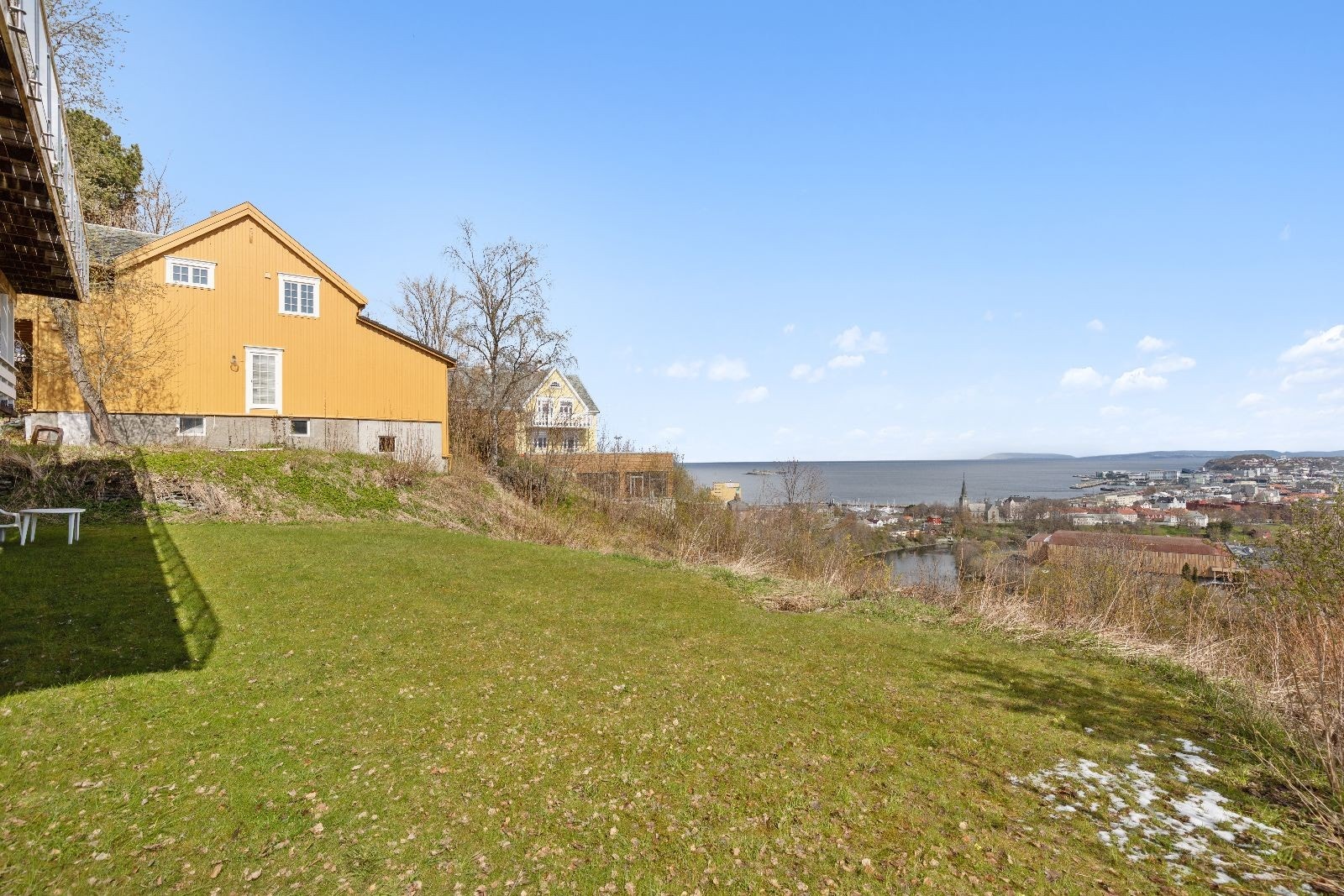 Fantastisk utsikt fra hage og leilighet forøvrig Galleribilde