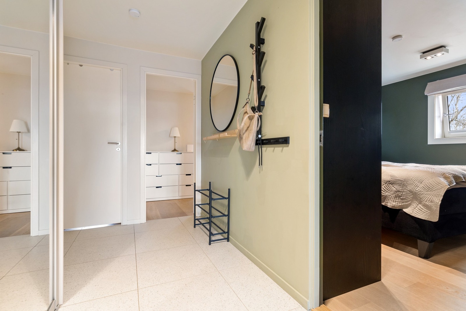 Innbydende entré med garderobe og oppheng. Galleribilde