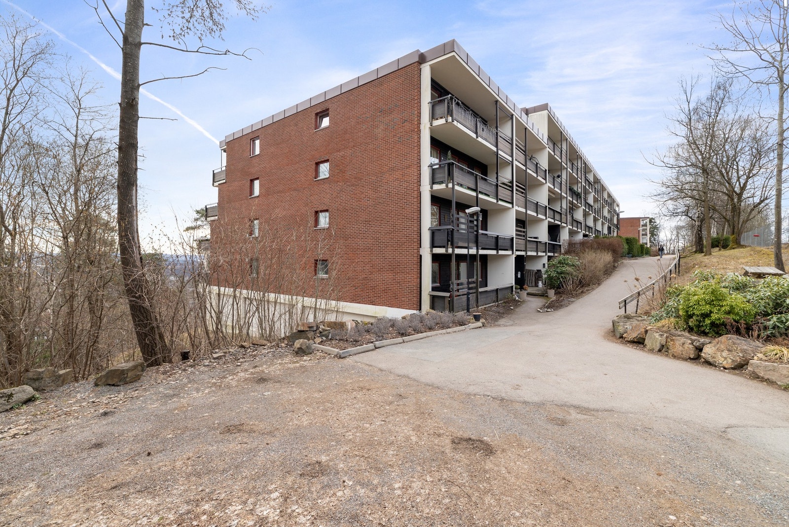 Mot våren blir det grønt og frodig rundt gården. Her bor du skjermet og idyllisk, samtidig med nærhet til alt du trenger i hverdagen. Galleribilde
