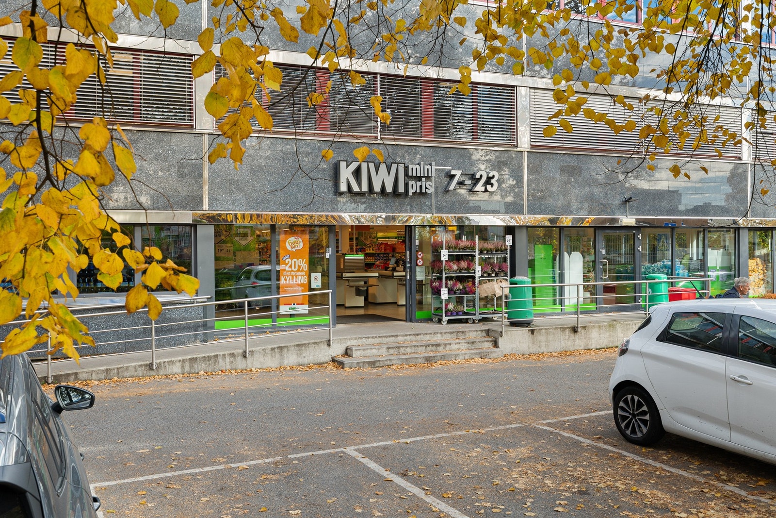 Kort vei til Kiwi i Ullern Allé. Det er også en søndagsåpen Joker like ved leiligheten. Galleribilde