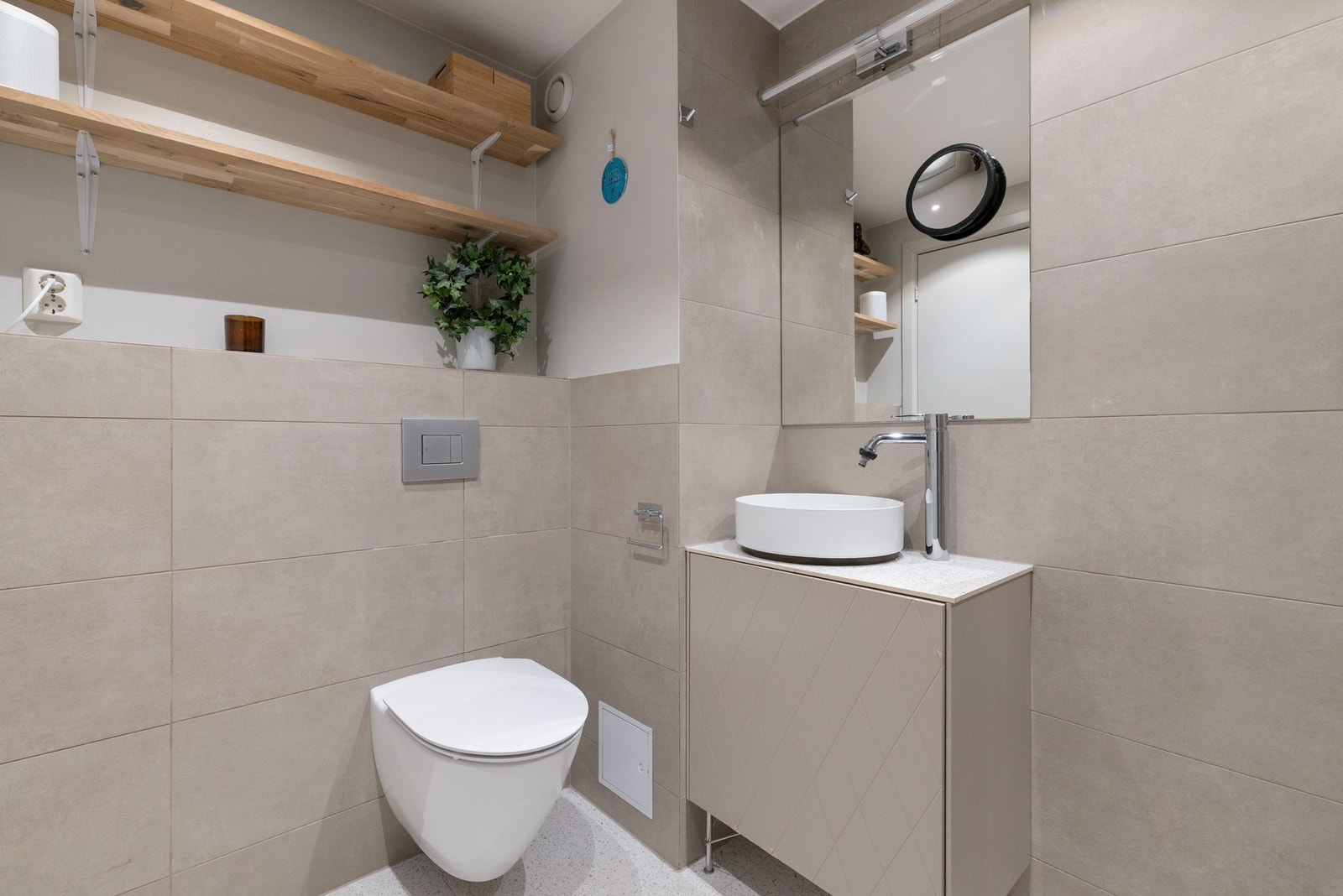 Dette badet har praktisk adkomst fra entréen. Galleribilde